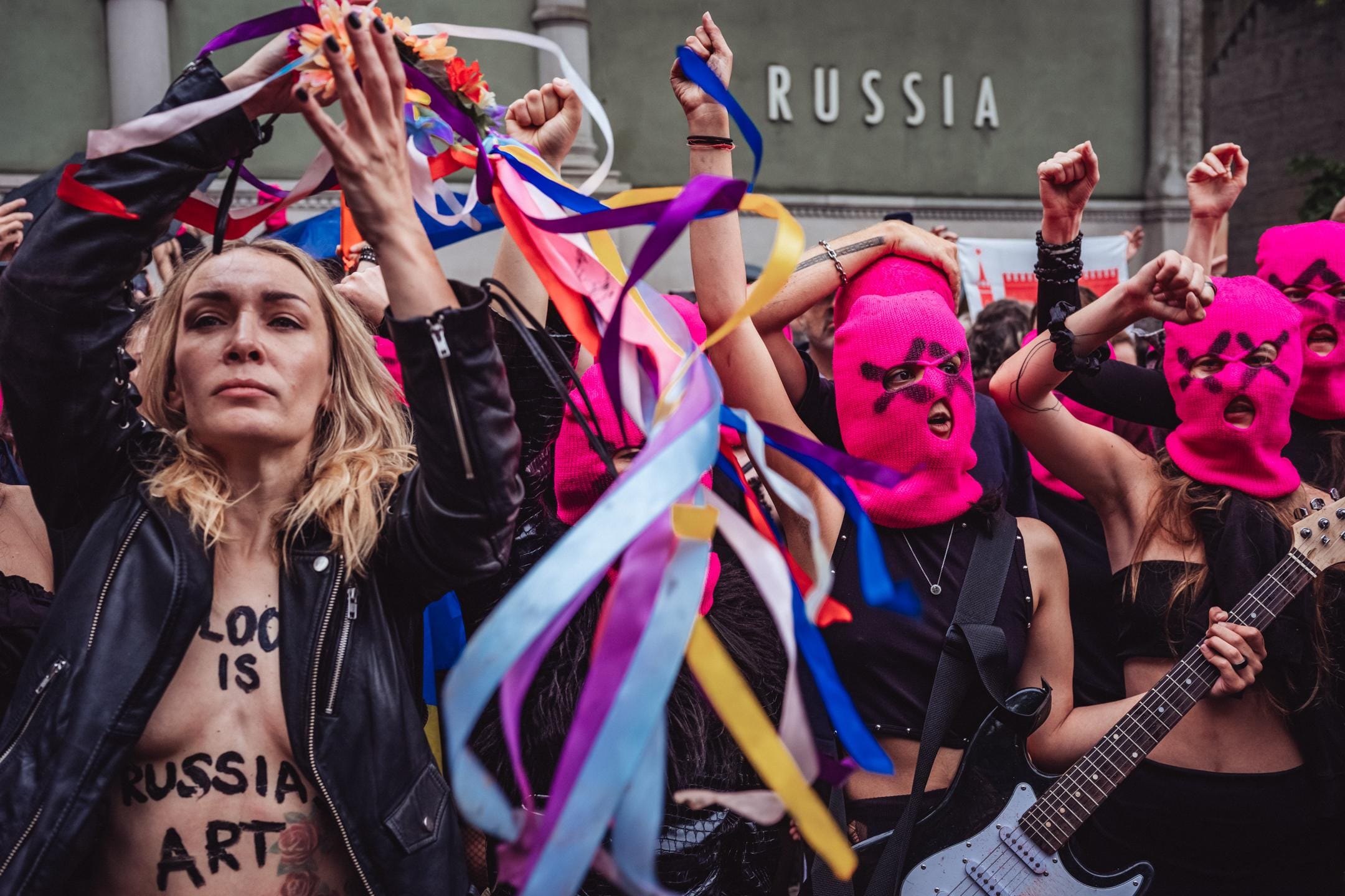 Pussy Riot и FEMEN провели акцию протеста перед российским павильоном на Венецианской биеннале