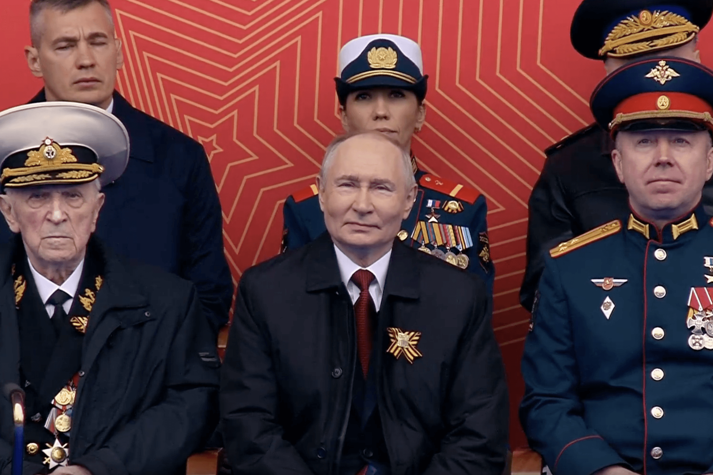 Владимир Путин смотрит ролики с военной техникой. Кадр из трансляции парада 9 мая 2026 года
