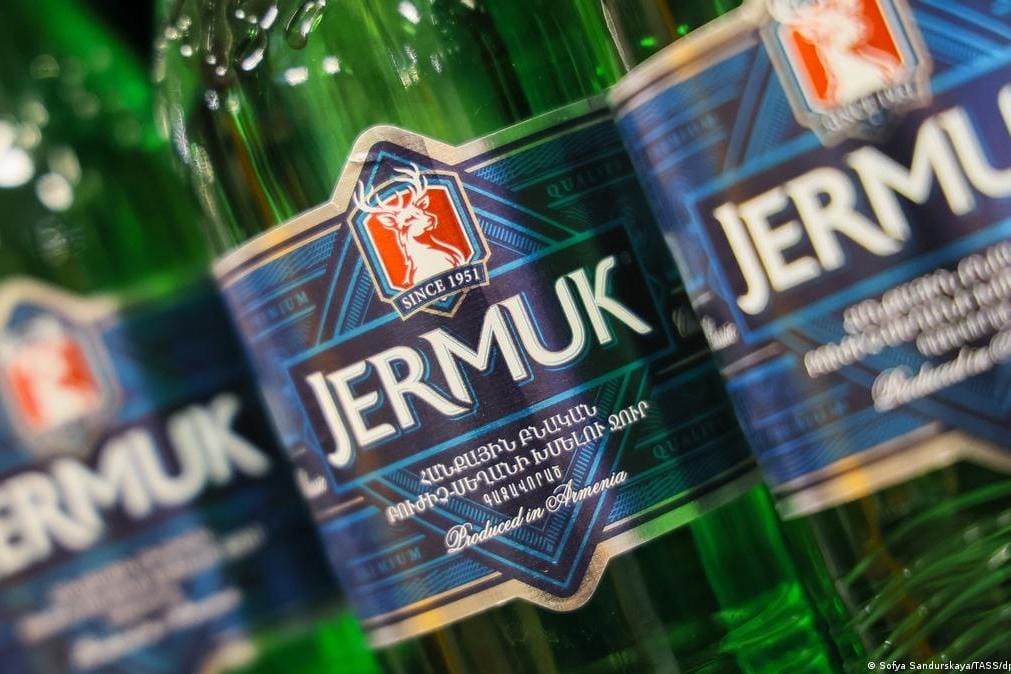 Роспотребнадзор запретил продажу минеральной воды из Армении