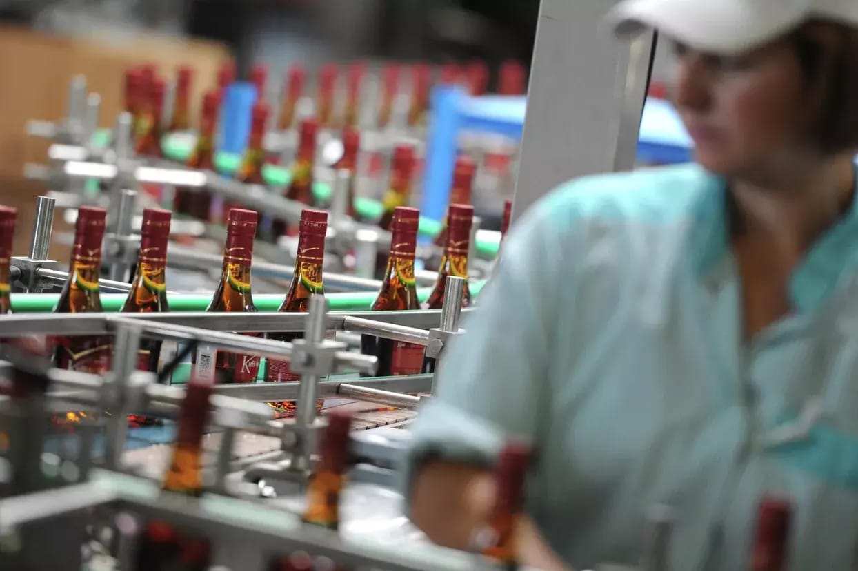 Роспотребнадзор приостановил продажу вина и коньяка армянских компаний. Днем ранее под запрет попали минеральная вода и цветы из Армении