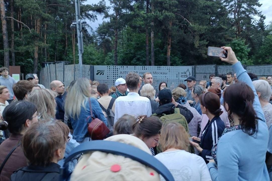 В Москве более ста жителей Кунцево вышли против вырубки леса, которую связывают с нуждами Минобороны