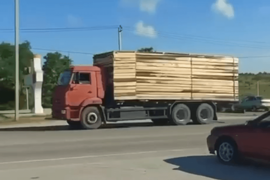 На въезде в Керчь сняли предположительно бензовоз, скрытый под деревянными бортами