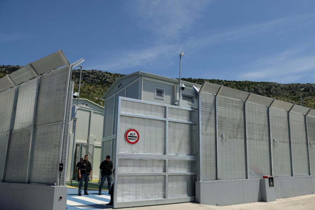 Депортационный центр в Албании, куда Италия уже направляла беженцев, получивших отказ в убежище. Фото: AFP