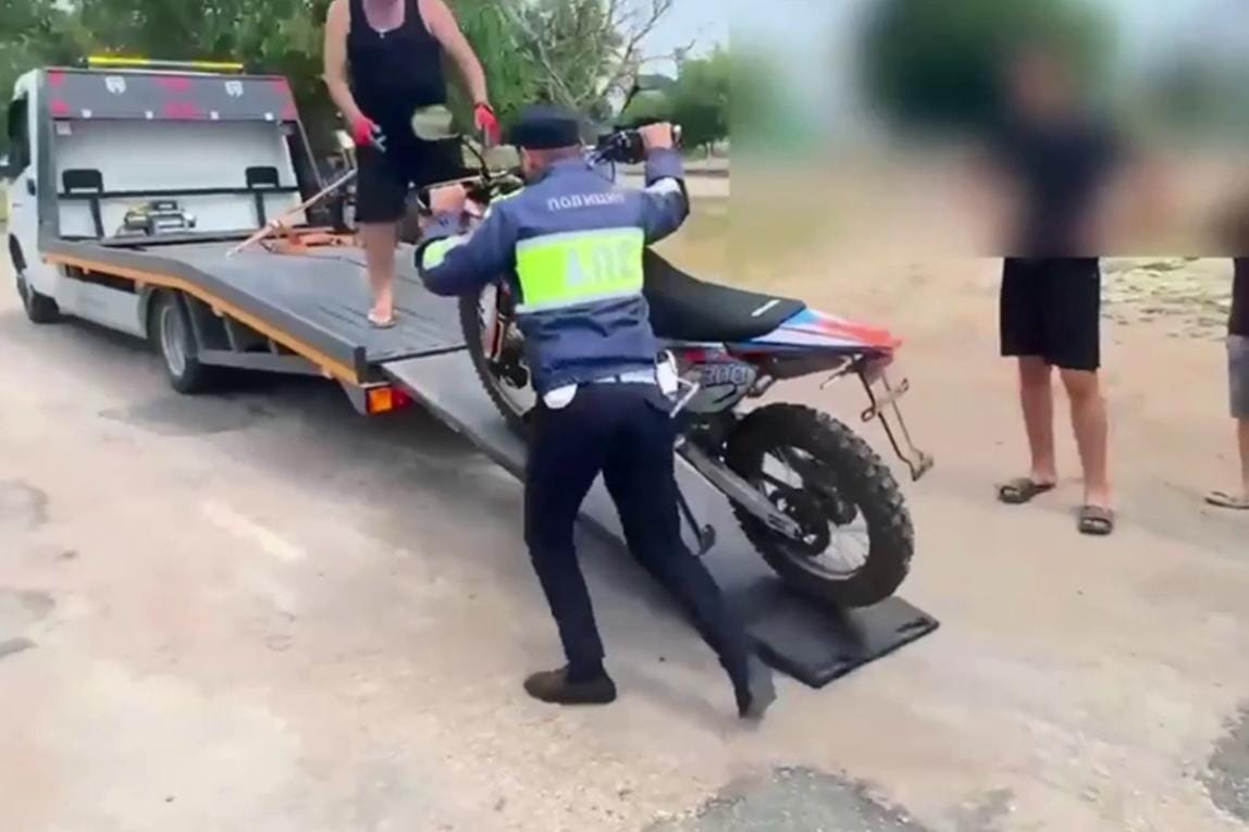 В Крыму начались рейды против водителей мопедов и мотоциклов. В первый день поймали 181 человека, технику изымают