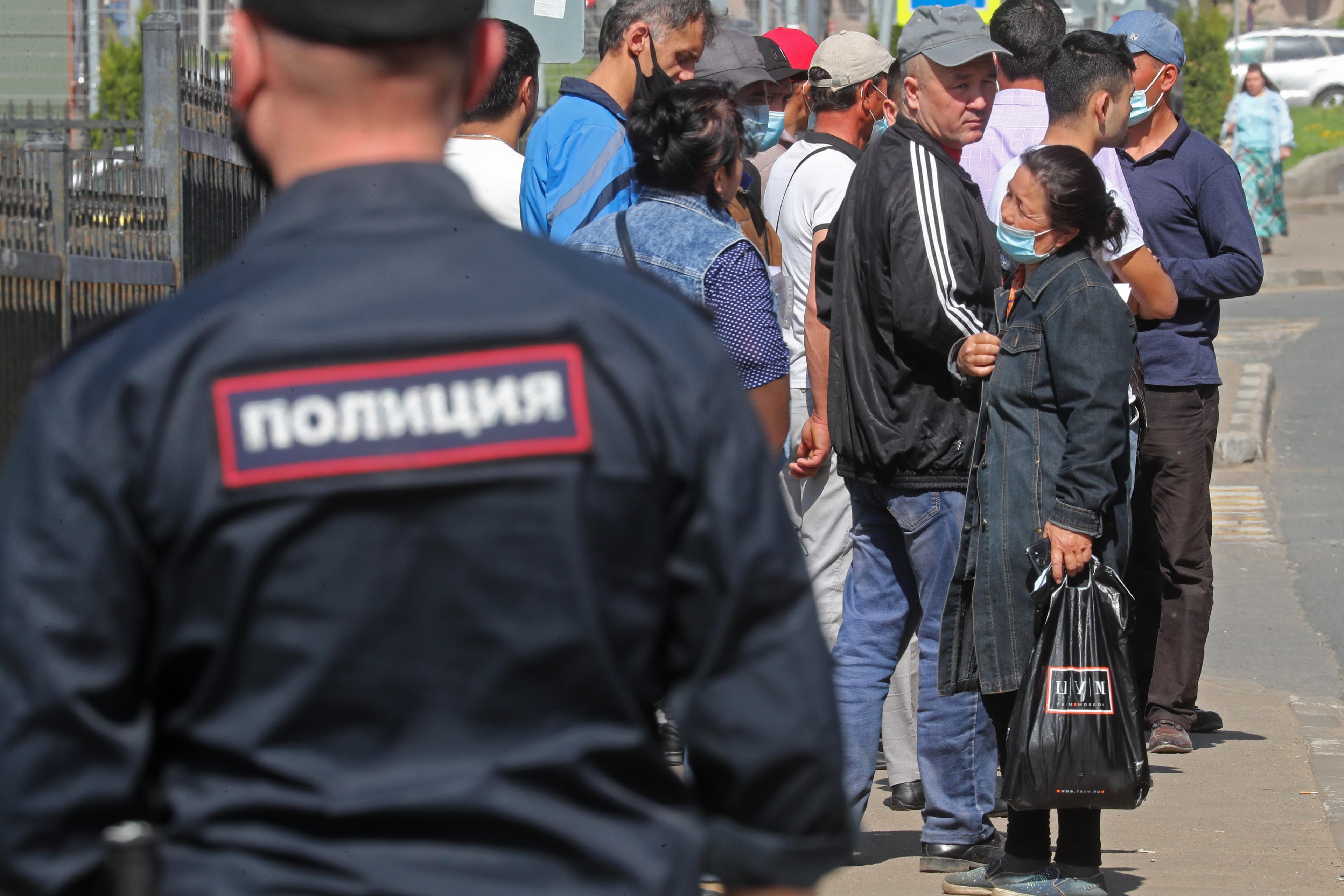 «Ъ»: Правительство разработало поправки, позволяющие выдворять мигрантов за дискриминацию и неповиновение пограничникам