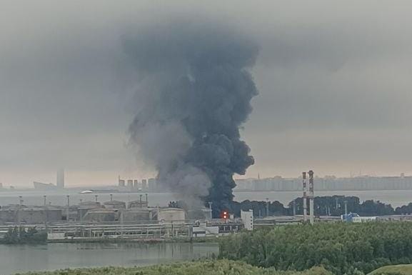 В Петербурге после атаки беспилотников вспыхнул пожар у нефтяного терминала. Белгород почти полностью остался без электричества