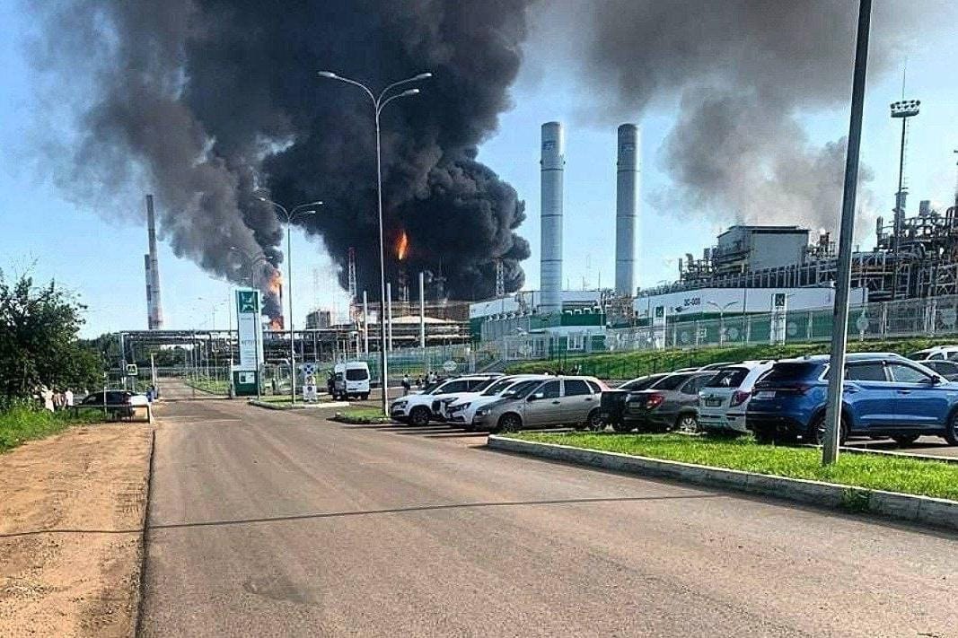 Украинские дроны атаковали Саратовский НПЗ и нефтехимическое предприятие в Татарстане. Также поражены два танкера в Ростовской области
