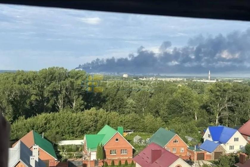 Фото: пожар на НПЗ в Салавате, 14 июля 2026 / Exilenova+