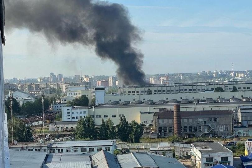 В Кирове после атаки горит завод «Авитек», где производят ракеты для ЗРК. Атакованы склады Wildberries в Петербурге и Ленобласти