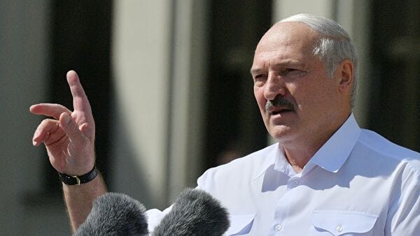 Рабочие начали кричать «Уходи» во время выступления Лукашенко на заводе в Минске. Он ответил: «Спасибо»