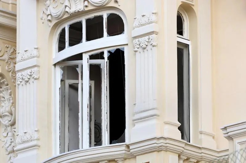 Поврежденное взрывом окно дома